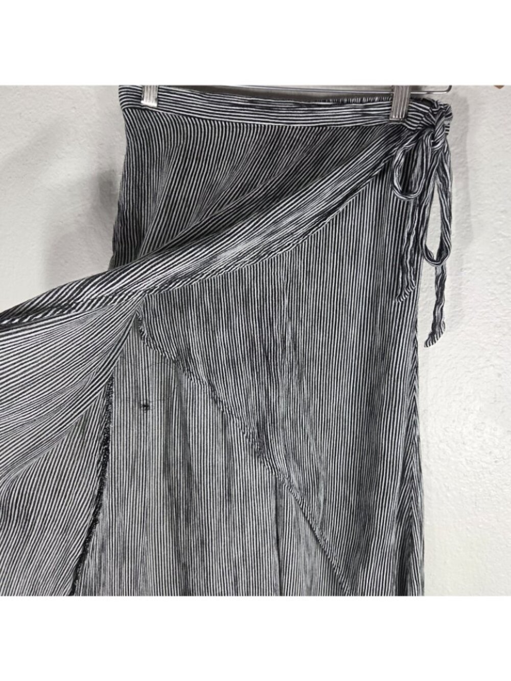 Joe B By Joe Benbasset Women's M Maxi Wrap Skirt Striped Black White Tie Side - Picture 8 of 14